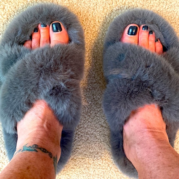 NWOT- Cozy fuzzy slipper - Picture 1 of 4